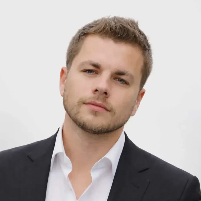 Martin Habán, geodet ze společnosti EGEO, portrét v obleku